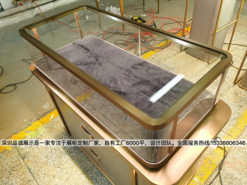 深圳品誠展示簡約珠寶展示柜設(shè)計效果3.jpg