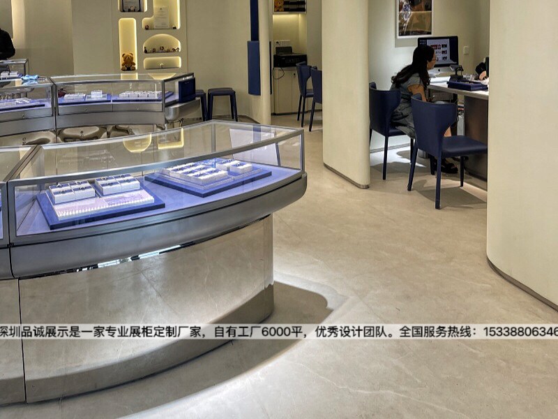 時(shí)尚鏡面珠寶展柜設(shè)計(jì)效果深圳品誠展示_副本.jpg